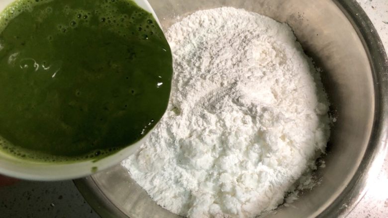 网红咸蛋黄肉松青团,把刚才烫好的澄面倒入盆中,加入调好的麦青汁。