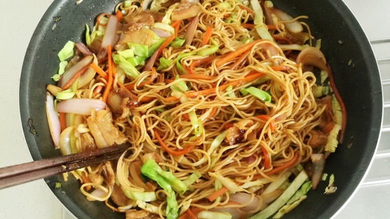 家常炒面。,用筷子翻炒一两分钟,翻炒均匀即可关火。