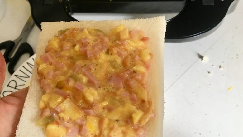 三明治蛋糕机版,如图所示,馅料放入