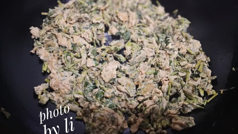 香椿炒蛋,锅里倒油烧热,下香椿蛋液,翻炒几分钟,蛋液结块就可出锅。