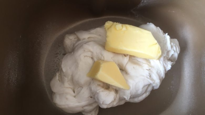棒棒糖苹果派,面团揉好后,加入10克软化的黄油,继续启动揉面程序将黄油跟面团揉均匀