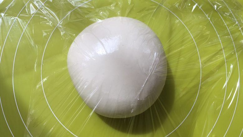 棒棒糖苹果派,揉好的面团取出,盖保鲜膜松弛半个小时