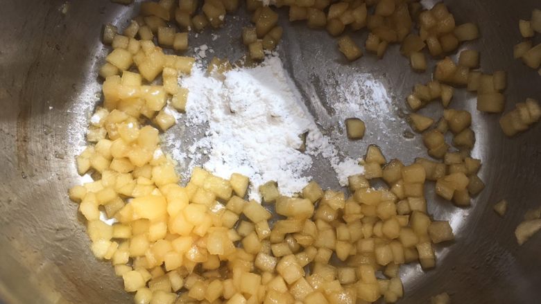 棒棒糖苹果派,加入玉米淀粉,搅拌均匀