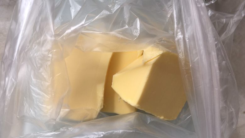 棒棒糖苹果派,揉面的时候用小号保鲜袋称出裹入黄油,室温软化