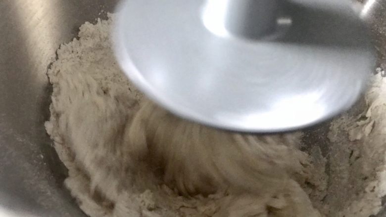 全麦贝果,开1档揉成絮状之后,变成4档揉面5分钟。