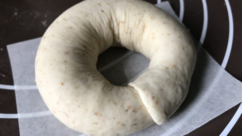 全麦贝果,用扁的那一头包裹住尖的那一头,然后在贝果下部收口,缝合捏紧,确保两端不会分开。