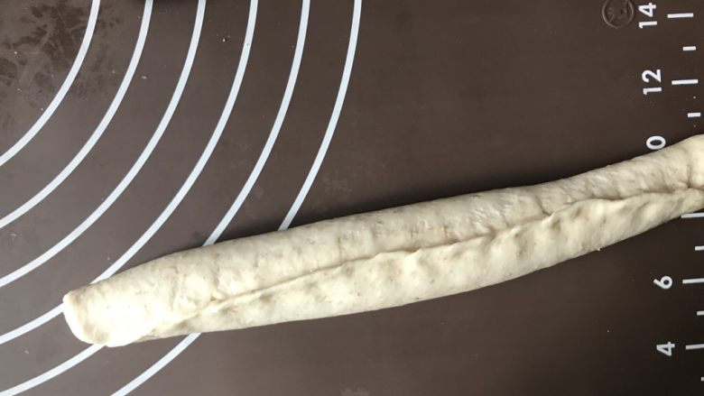 全麦贝果,用手把圆柱的接口和主面团再次捏在一起缝合,确保不会分开。