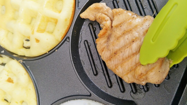 华夫饼版汉堡🍔,中途把鸡胸肉翻过来。让两边的肉都受热均匀。容易熟!大概8-10分钟左右就可以关了。(你的鸡胸肉如果太厚还没熟可以再煎一下。先把其他的东西拿出来,)