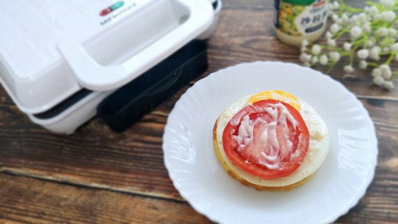 华夫饼版汉堡🍔,再放上一片番茄,抹上少许沙拉酱