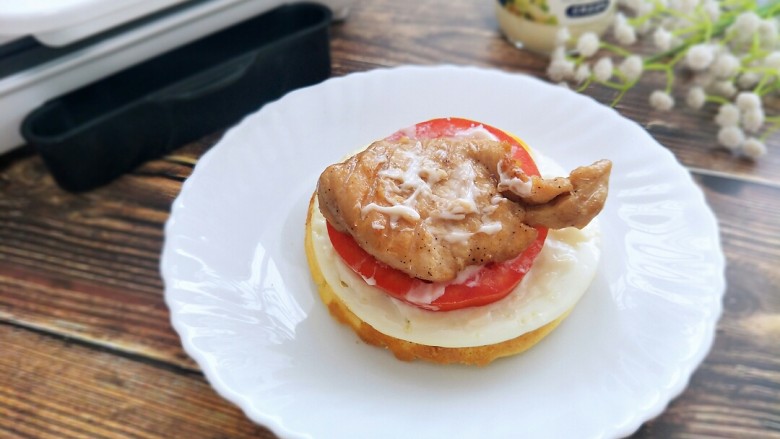 华夫饼版汉堡🍔,再来一块黑胡椒鸡胸肉,还有一点沙拉酱