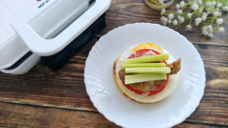 华夫饼版汉堡🍔,再放上青瓜条