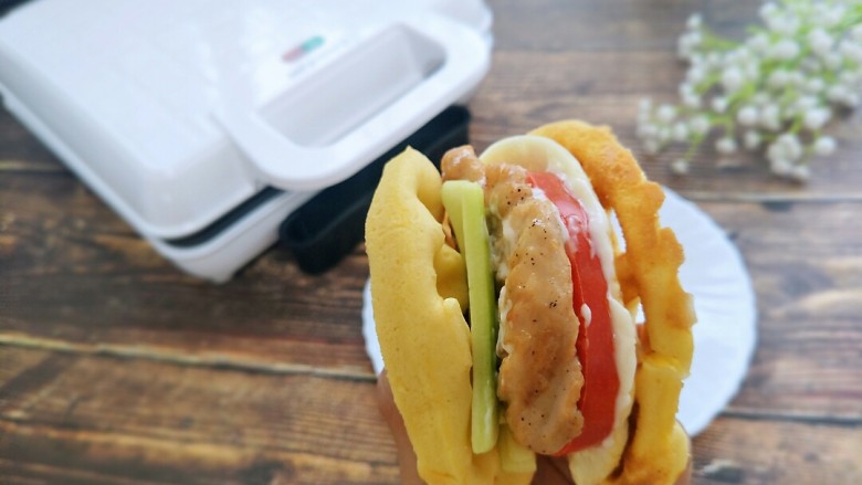 华夫饼版汉堡🍔,好大一个,想不想咬一口了!