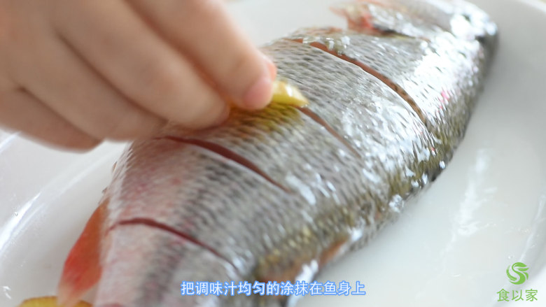 鲈鱼娇汤,把生姜汁调汁,均匀的抹在鱼身上。