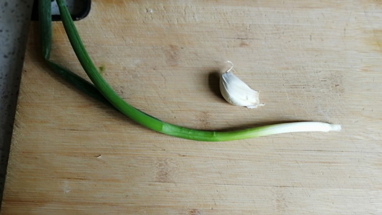蒸胡萝卜丝,蒸的时候准备酱汁,很简单,很简单,一根<a style='color:red;display:inline-block;' href='/shicai/ 3250'>葱</a>,一瓣蒜就可以了。