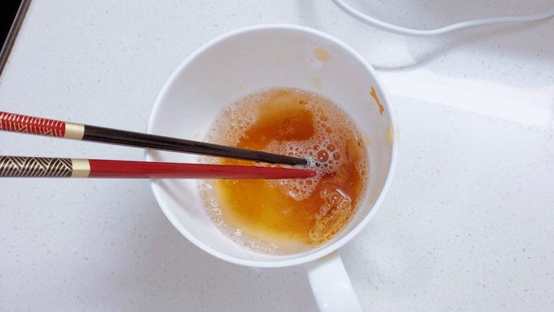 春日樱花慕斯,吉利丁片加热水融化,之后加入步骤7中。