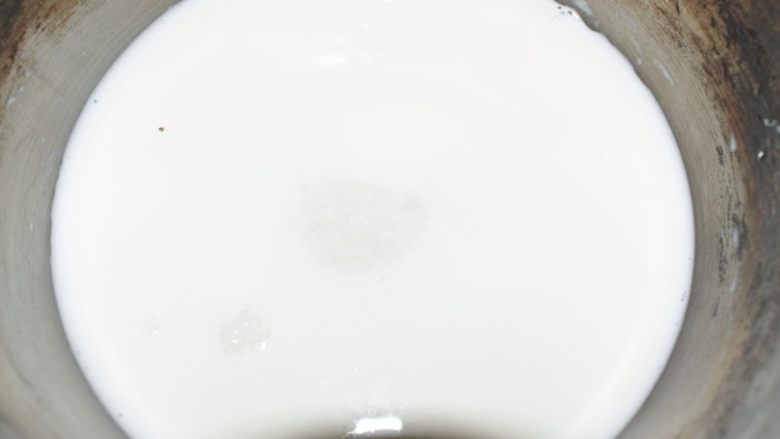 菠萝蛋挞,准备一口小锅,加入<a style='color:red;display:inline-block;' href='/shicai/ 219'>牛奶</a>,放糖。小火加热2分钟关火。