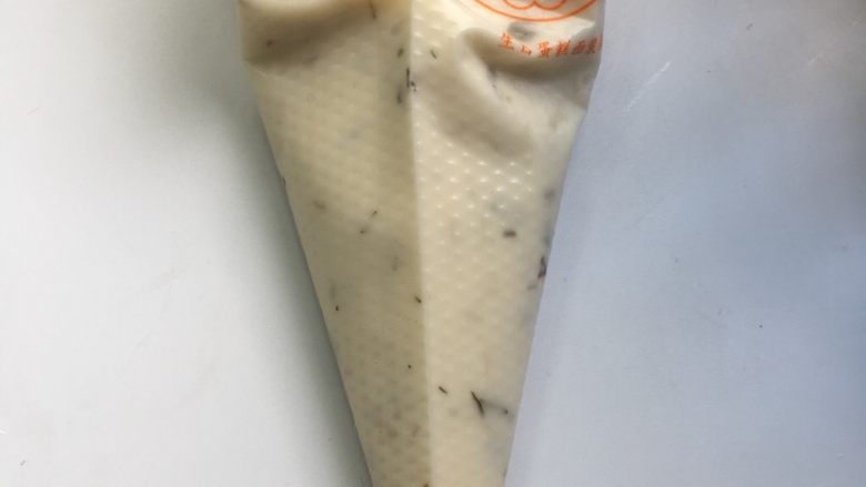 鹌鹑蛋果蔬沙拉,用裱花袋装上,好挤成线条似的沙拉,有利于入味,也不浪费沙拉酱。