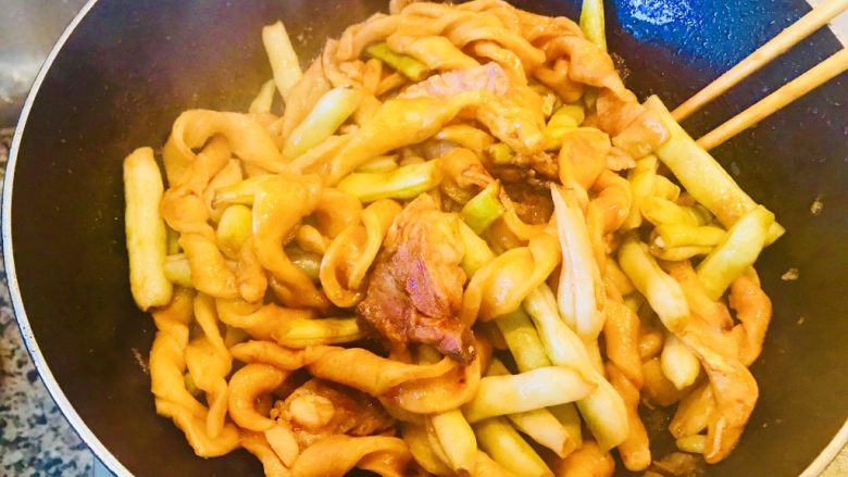 排骨豆角焖卷子,焖好后揭盖的瞬间 香味扑鼻啊!喜欢香油的可以淋少许香油 出锅儿开吃吧
