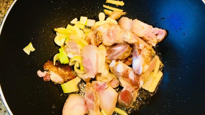 排骨豆角焖卷子,葱姜蒜炒香 加入切好的排骨段儿 加老抽 料酒 糖继续翻炒