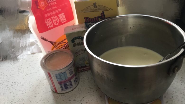 蛋挞,奶锅中分次称重放入牛奶、<a style='color:red;display:inline-block;' href='/shicai/ 8197'>淡奶油</a>、细砂糖、<a style='color:red;display:inline-block;' href='/shicai/ 893'>炼乳</a>(可以去皮的秤特别好用，这样不用耗费太多的碗)