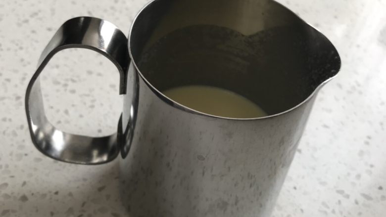 蛋挞,搅拌均匀后，过筛入带嘴的杯中(方便倾倒)。我用的就是宜家卖的打奶泡的杯子。