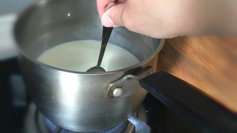 蛋挞,小火边加热边搅拌，砂糖融化即可。晾凉，加入<a style='color:red;display:inline-block;' href='/shicai/ 725'>吉士粉</a>，搅拌均匀。加入蛋黄，继续搅拌。(忘了拍照了)