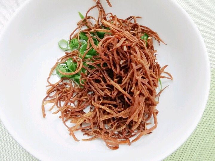 拌杏鲍菇,杏鲍菇丝冷却后,倒入装有小葱叶的碗中