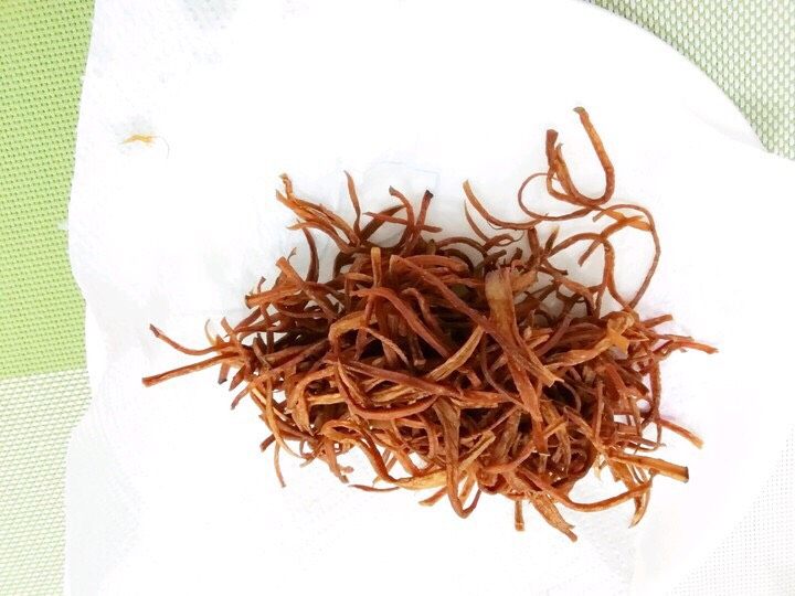 拌杏鲍菇,杏鲍菇丝炸金黄色捞出,放在铺有厨房纸巾的盘子上,吸一下多余油脂