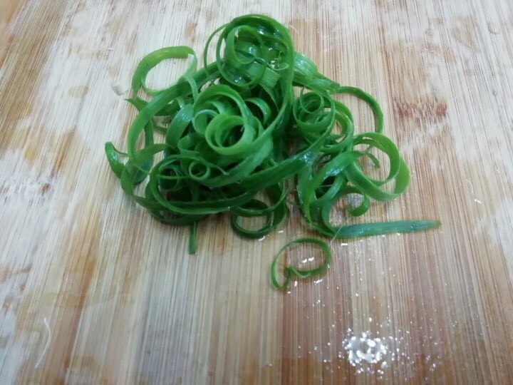 拌杏鲍菇,小葱叶洗净用手撕成丝