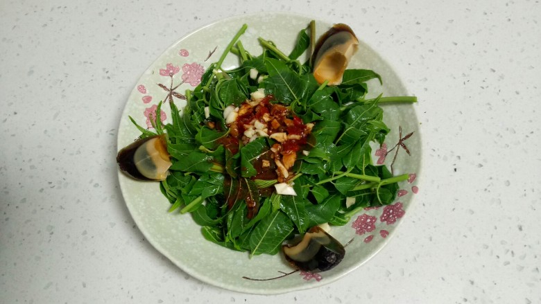 凉拌香椿皮蛋+凉拌油麦菜,将<a style='color:red;display:inline-block;' href='/shicai/ 14'>皮蛋</a>1分为3摆入盘中,加入蒜末,适量酱汁。