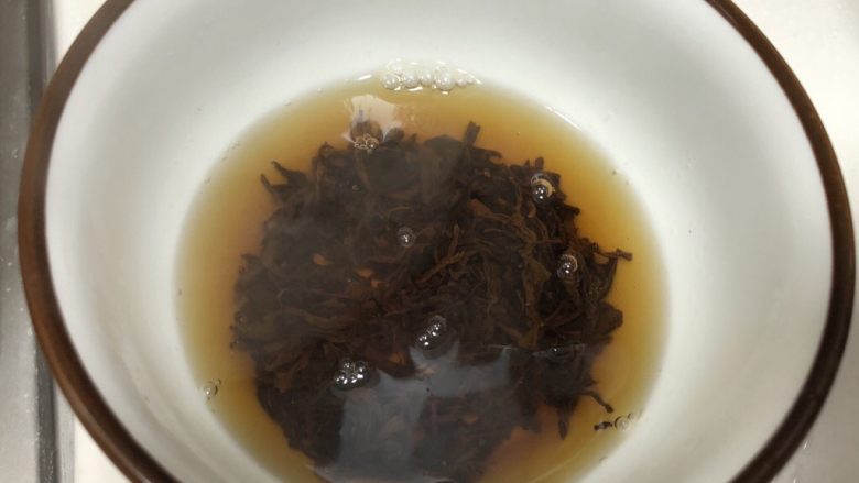 茶香鸡翅,倒入少量（如图）开水冲泡5分钟