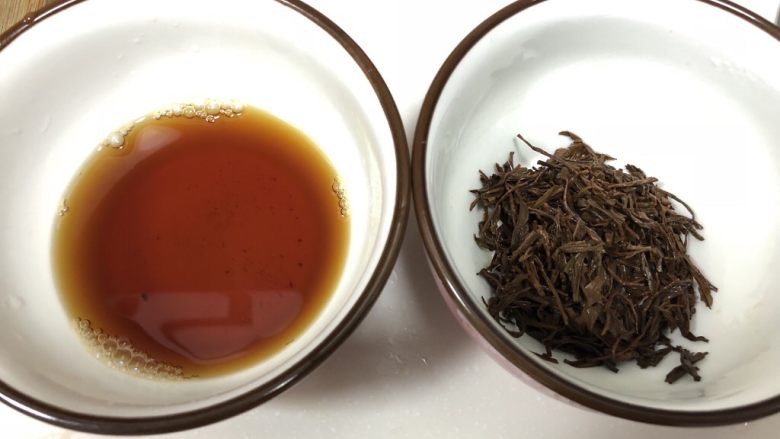 茶香鸡翅,将泡好的红茶水过滤出来，加入1茶匙盐、1茶匙<a style='color:red;display:inline-block;' href='/shicai/ 3729'>白糖</a>、1汤匙<a style='color:red;display:inline-block;' href='/shicai/ 721'>蚝油</a>搅拌均匀；茶叶备用。