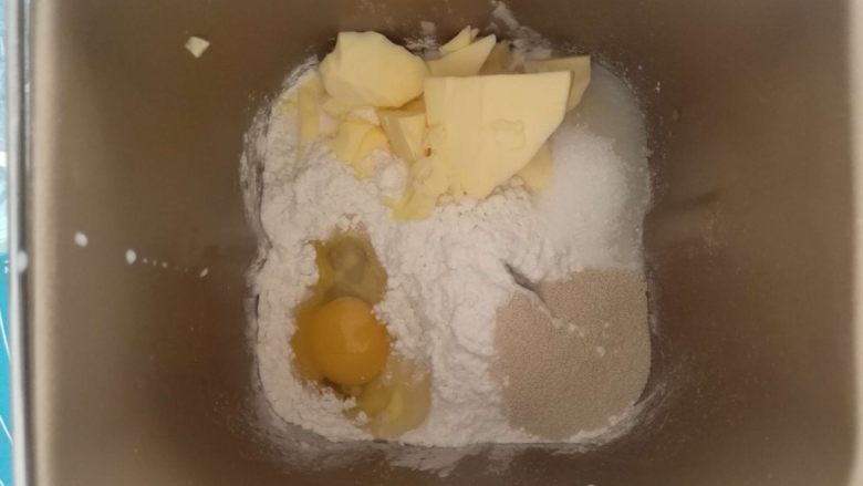 奶香华夫饼-快手早餐,所有食材全部倒入面包机里,没有面包机的可以手揉