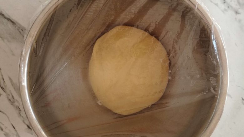 奶香华夫饼-快手早餐,从面包机里取出来,醒置15分钟
第一种方法 放入冰箱冷藏一晚 冷藏发酵 次日取出回温排气
第二种方法 面团发至两倍大 或是体积增大就可以 然后接着做下面的步骤