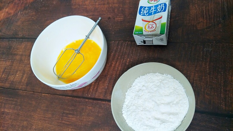 双色饼,碗里的<a style='color:red;display:inline-block;' href='/shicai/ 9'>鸡蛋</a>打碎,倒入牛奶搅拌,再筛入松饼粉搅拌均匀