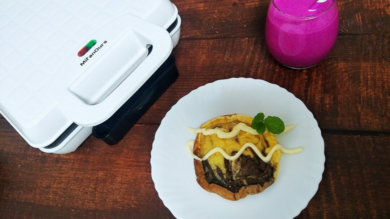 双色饼,再配一杯火龙果酸奶。今天的晚餐就这样愉快的解决了,哈哈哈😄不错