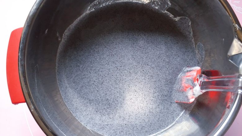 黑米糕,将混合好的蛋黄糊倒入蛋白盆中,以同样的手法翻拌均匀。