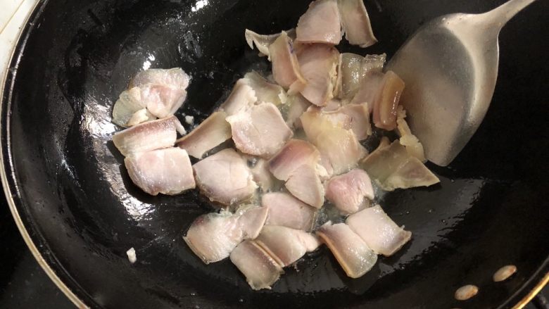 蒜苗炒咸肉
,锅里烧热放少量油,倒入咸肉翻炒,炒至咸肉变色,出了很多油就可以了!