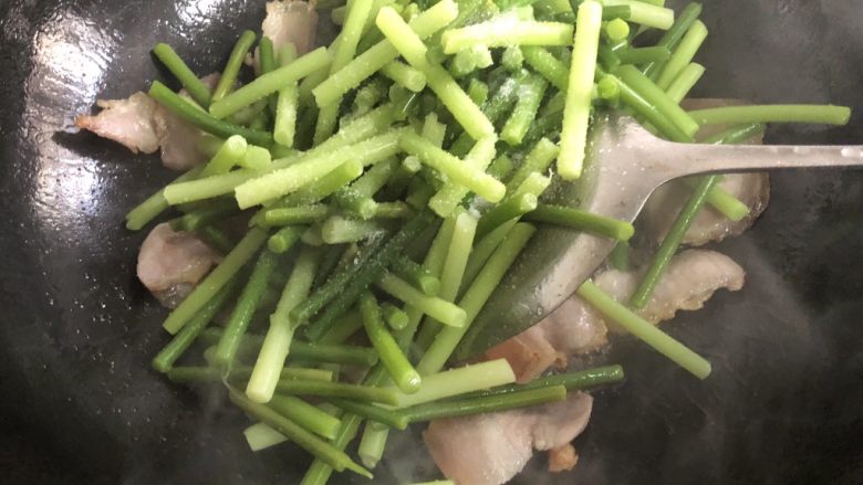 蒜苗炒咸肉
,倒入过完凉水的蒜苗,加一勺盐翻炒均匀。