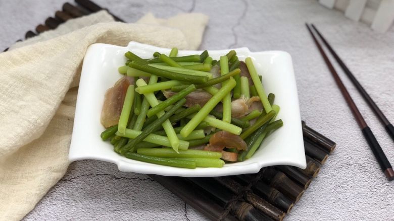 蒜苗炒咸肉
,蒜苗里含有很多对人体有益的东西,建议大家多吃一点。