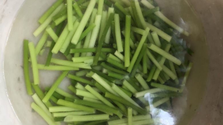 蒜苗炒咸肉
,锅里放一锅水,放入少量油煮开,倒入洗净的蒜苗焯水1分钟左右,捞出立即过凉水降温备用!