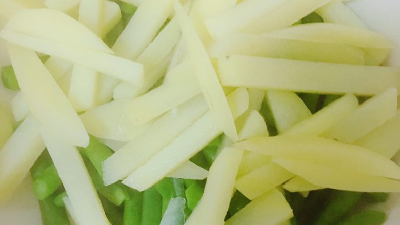 土豆炒四季豆,捞出来备用~