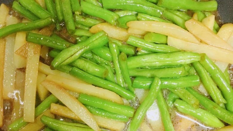 土豆炒四季豆,加入适量水~
