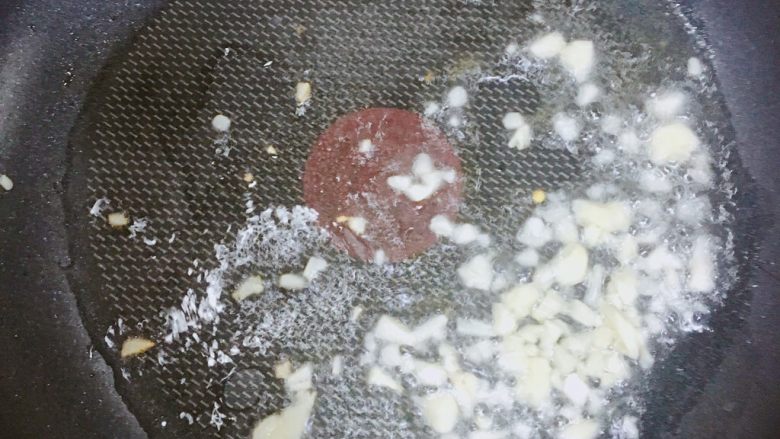 土豆炒四季豆,热锅倒油~放入蒜泥炒香~