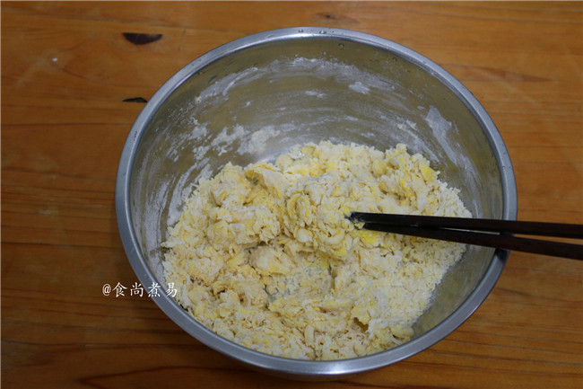 鸡胸肉肠仔披萨,加入40—50度左右的温水,将面粉搅拌成棉絮状
