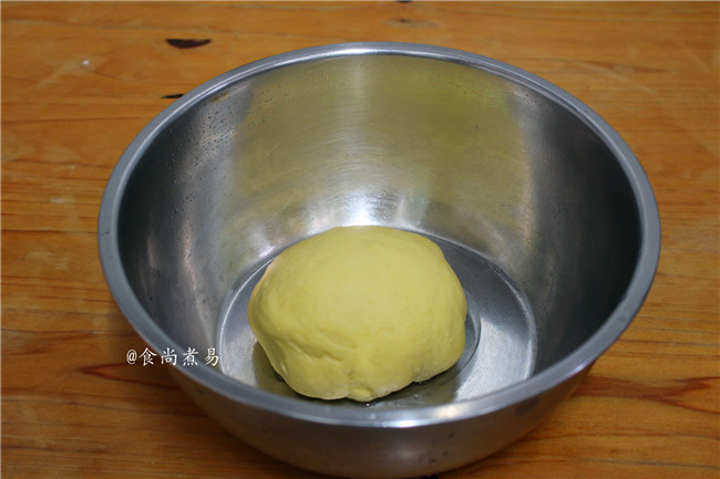 鸡胸肉肠仔披萨,揉面20——30分钟至面团光滑筋道,或用机器代替揉面,揉好的面团放回盆中,遮上保鲜膜,在温暖处或微波炉内发酵20分钟
