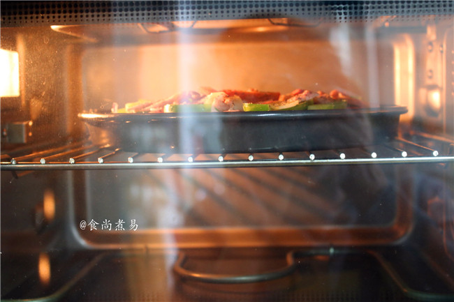 鸡胸肉肠仔披萨,放入烤箱中,上下火200度,烘烤20分钟