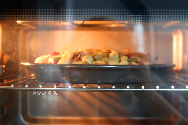 鸡胸肉肠仔披萨,放入烤箱中继续烤5分钟,至芝士溶化,表面稍微焦黄色即可