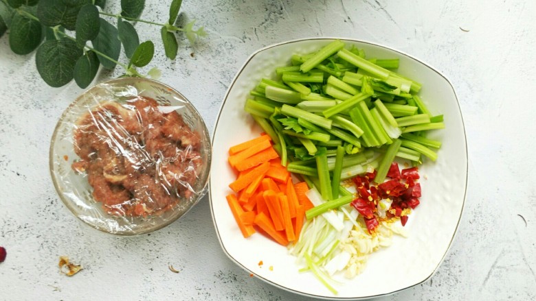 芹菜牛肉条,所有的食材都准备好了,准备下锅。
