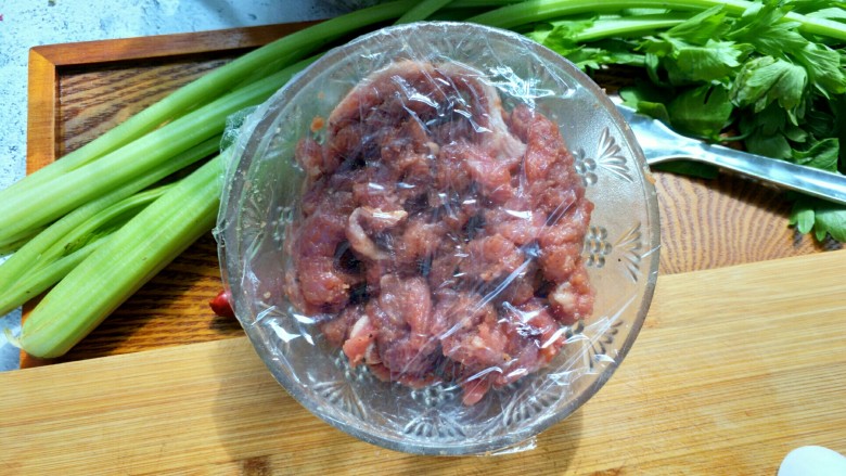 芹菜牛肉条,用保鲜膜封住,腌制1小时。能的话放冰箱里过夜,肉会更嫩。